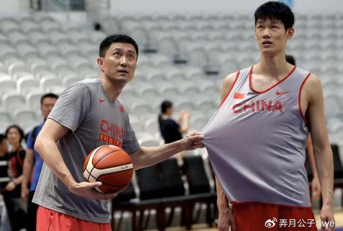 最靠谱的国手！刚打完世预赛就随队训练，球迷：比周琦沉稳多了|国家队|胡金秋|大秋|中国男篮|王哲林_新浪体育_新浪新闻